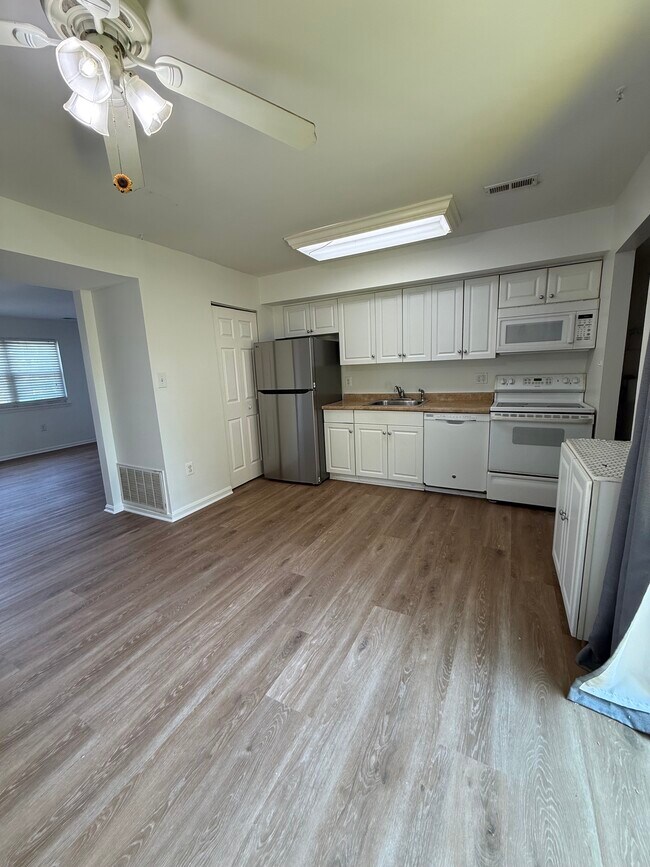 Building Photo - 6407 Continental Dr
