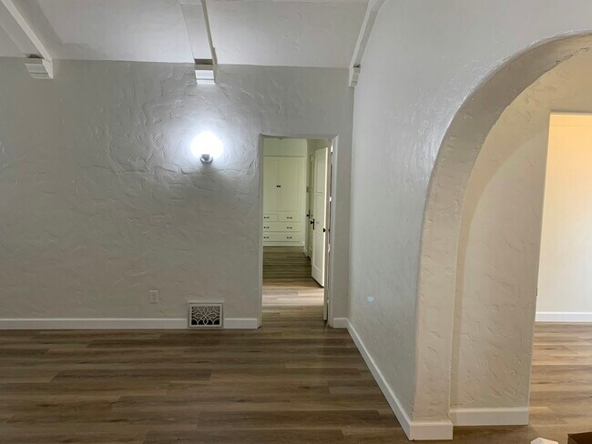 Foto del edificio - 6716 Cedar St