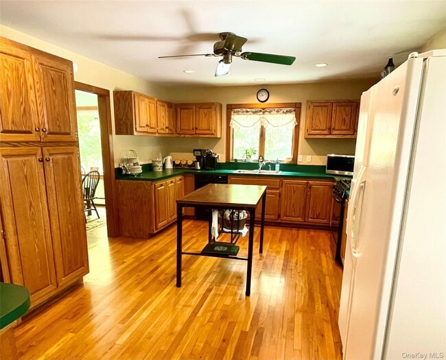 Foto del edificio - 825 Oak Dr