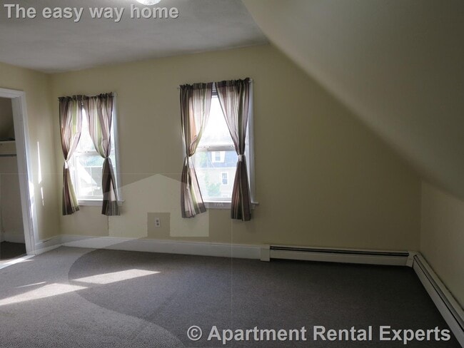Building Photo - 469 Medford St