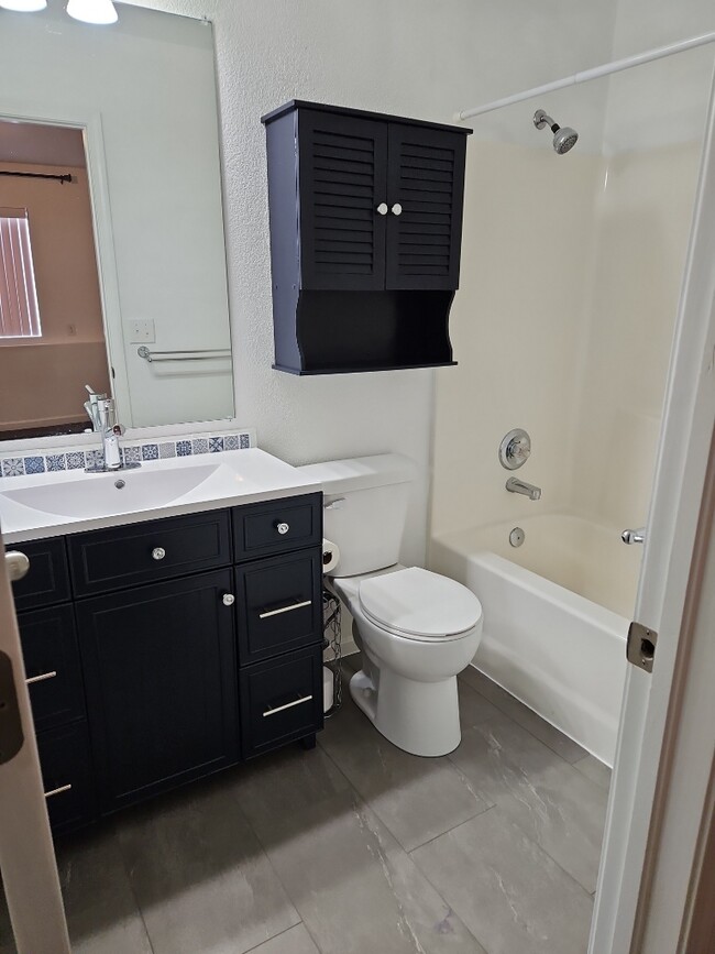 Building Photo - 210 Country West Rd