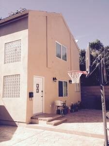 Foto del edificio - 2213 Glendon Ave