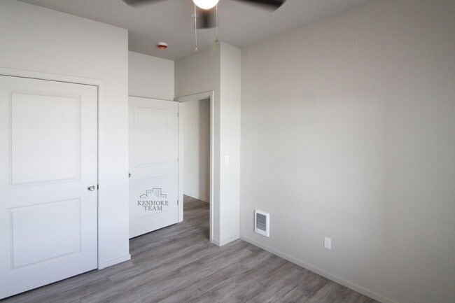 Building Photo - 3 bedroom, 2 bath in apartment home in Oth...