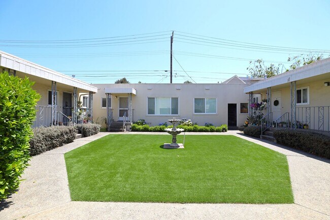 Foto del edificio - 617 Rollins Rd