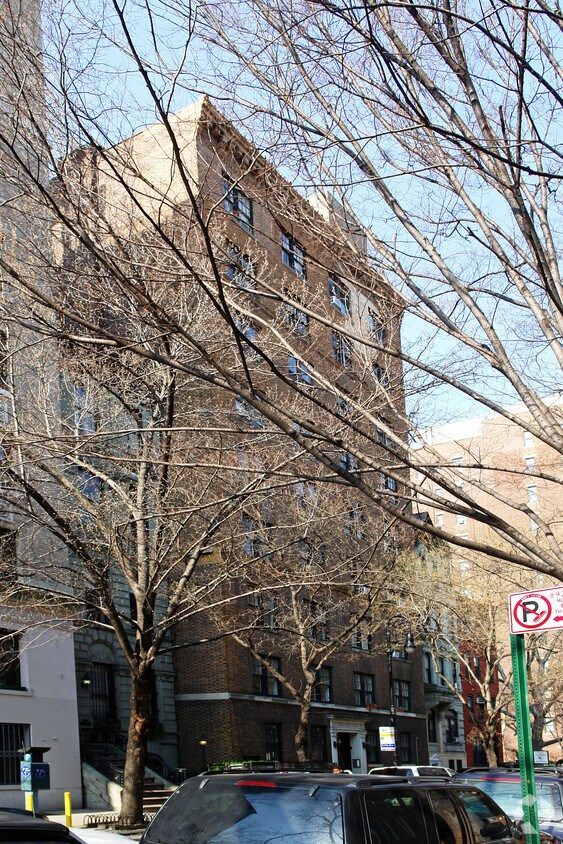 Building Photo - 110 W 69th St