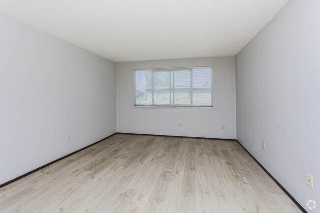 1BR, 1BA - 750SF - Living Room - Crystal Springs Apartments