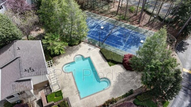 Foto del edificio - 6820 Glenridge Dr