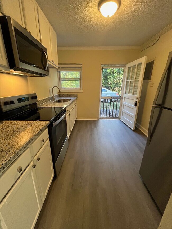 Building Photo - Newly Renovated 2BR | 5-Min Walk to UNC & Merritt's