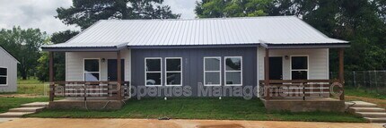 Building Photo - 405 N Logan Ln