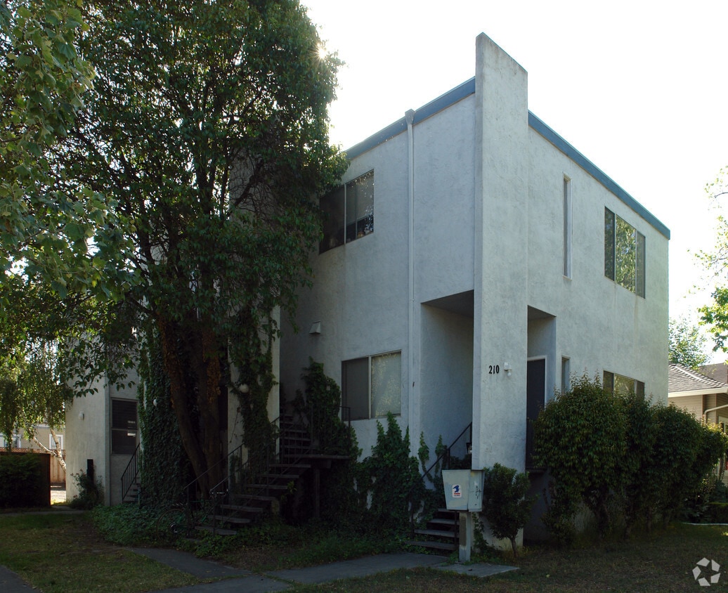 Building Photo - 210 S 12th St