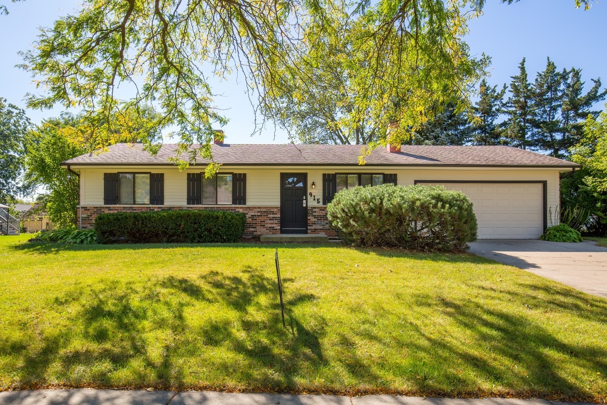 Primary Photo - 915 Camelot Dr