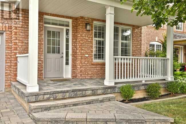 Building Photo - 2565 Falkland Crescent