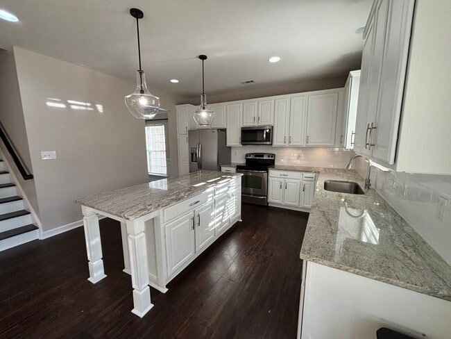 Foto del edificio - Stunning 5-Bedroom House near Stallings with Fenced in Yard