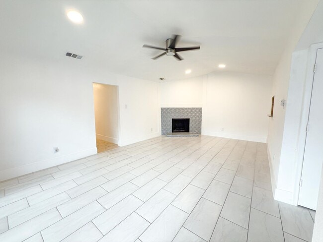 Foto del edificio - 7528-7528 Thistle Ln