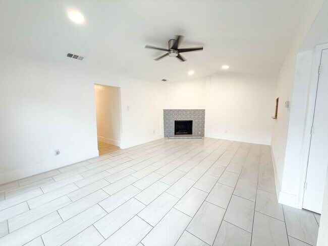 Building Photo - 7528-7528 Thistle Ln