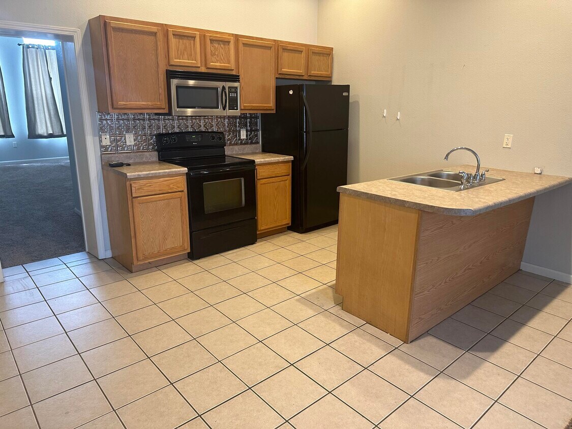 419 E Spring St Unit B, Boonville, MO 65233 Room for Rent in