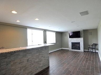 Building Photo - 888 Upland Dr