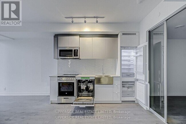 Building Photo - 270-270 Dufferin St
