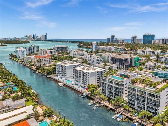 Building Photo - 9940 W Bay Harbor Dr