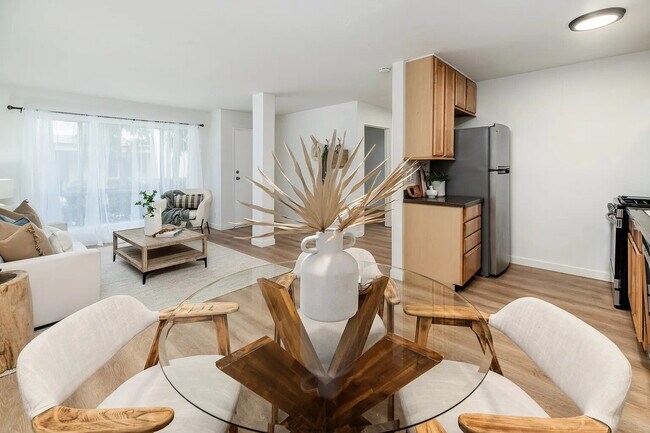 Foto del edificio - "Chic 1-Bed Oasis with Pool, Furnished Elegance & Hardwood Charm in Del Mar!"