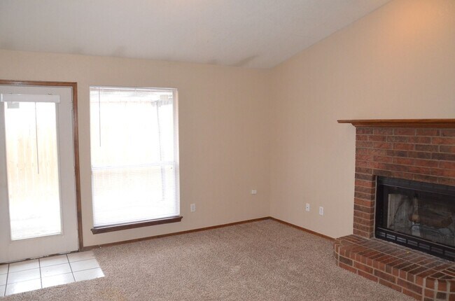 Foto del edificio - Lots of Room & Great Location