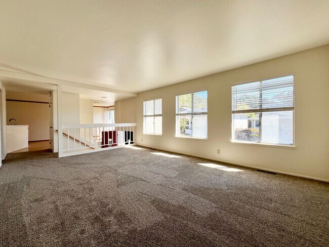 Building Photo - 5 Room, 3 Bath Single-Family Home - BONUS ...