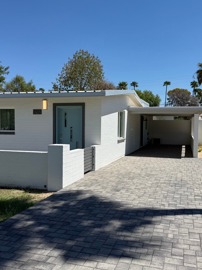 Building Photo - 192 E Vista del Cerro Dr