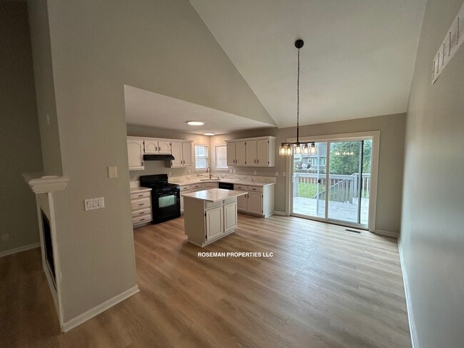Kitchen - 1045 N Lincoln St