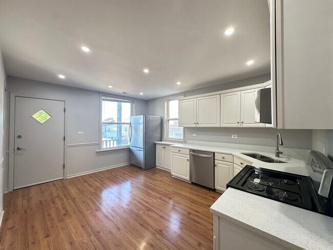 Building Photo - 4020 W Cornelia Ave