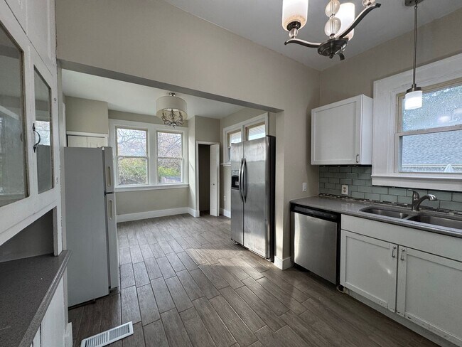 Building Photo - 2 Bedroom Must See!