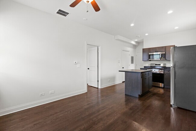 Foto del edificio - 3123 N California Ave