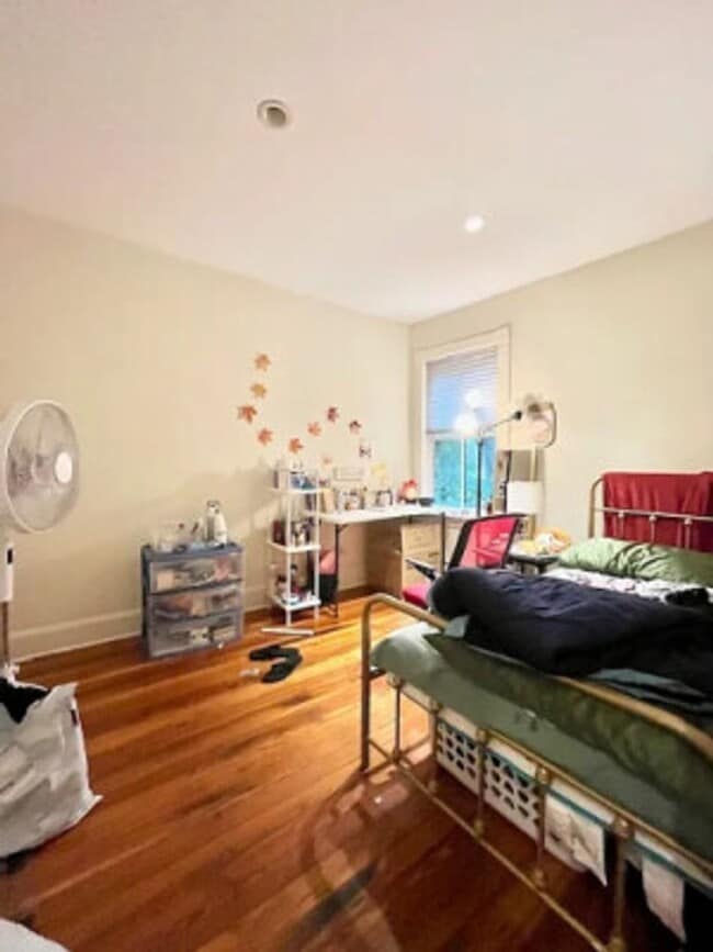 Building Photo - NEU 6 BED 3 BATH!!!!!