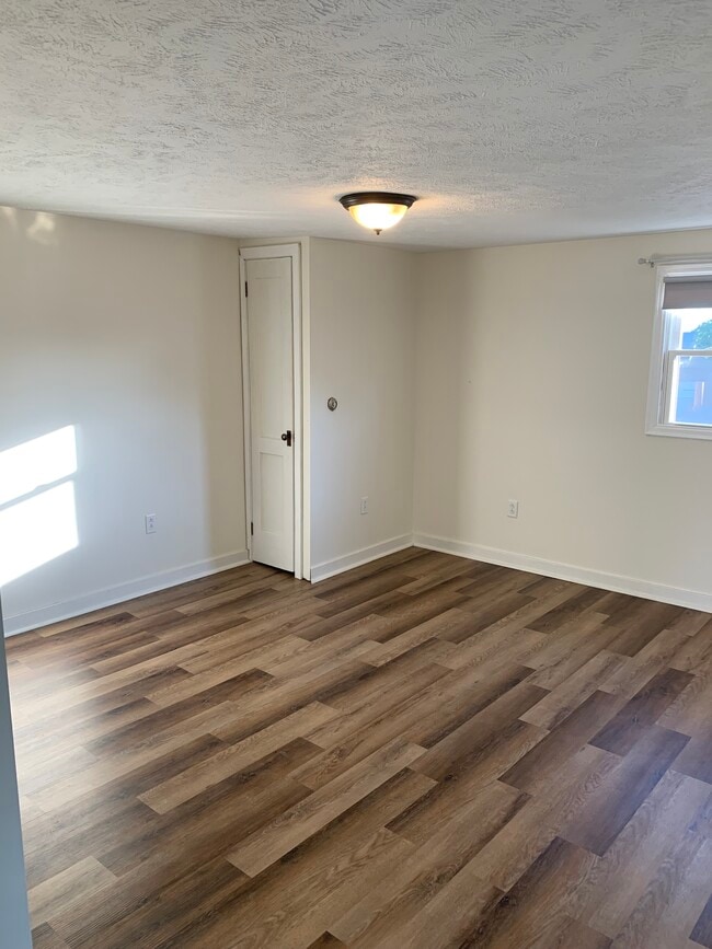 Building Photo - 346 Tyler Ave
