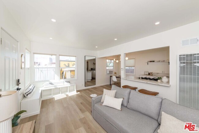 Building Photo - 813 W Beach Ave