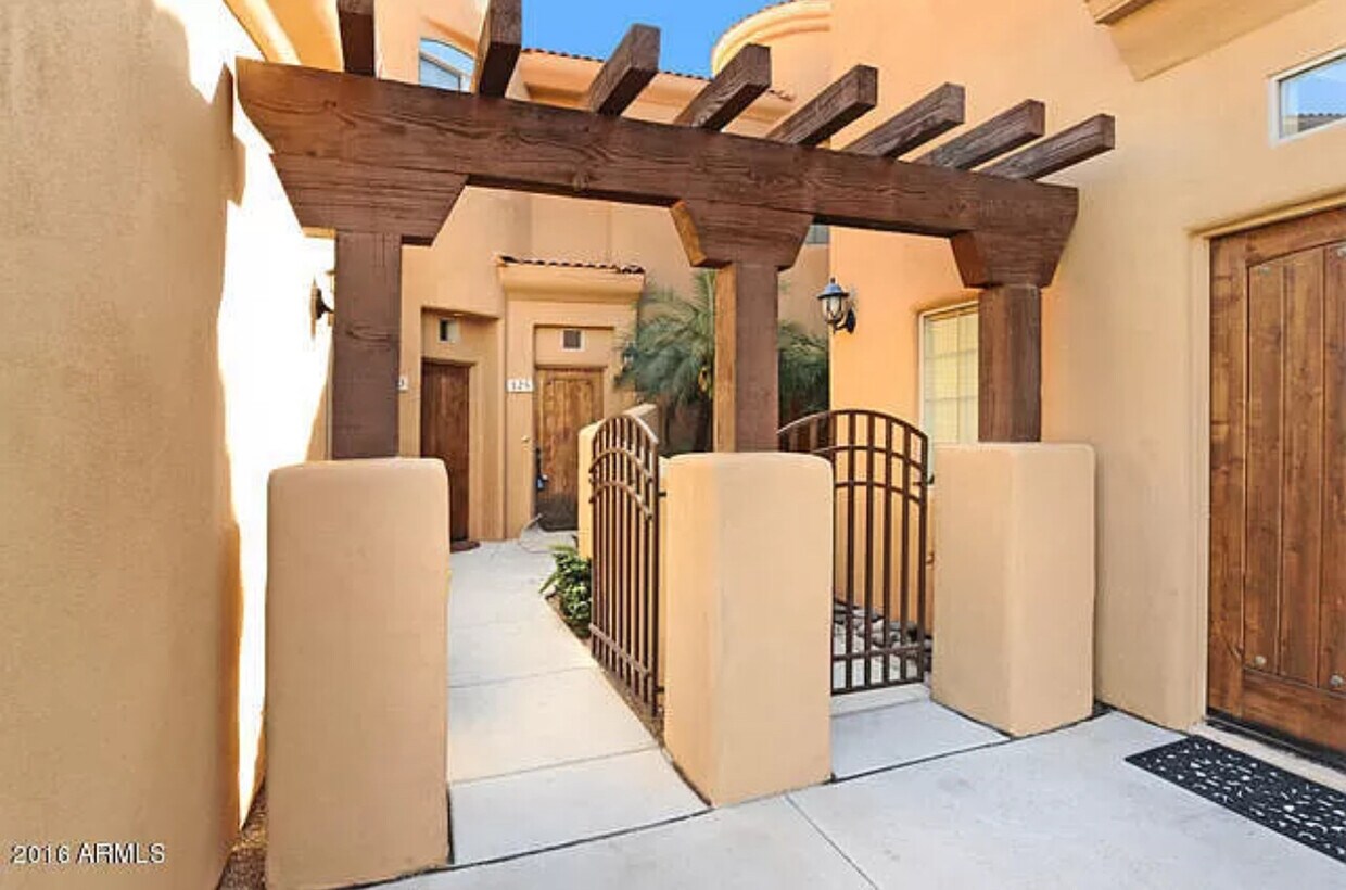 Entrada principal - 16410 S 12th St