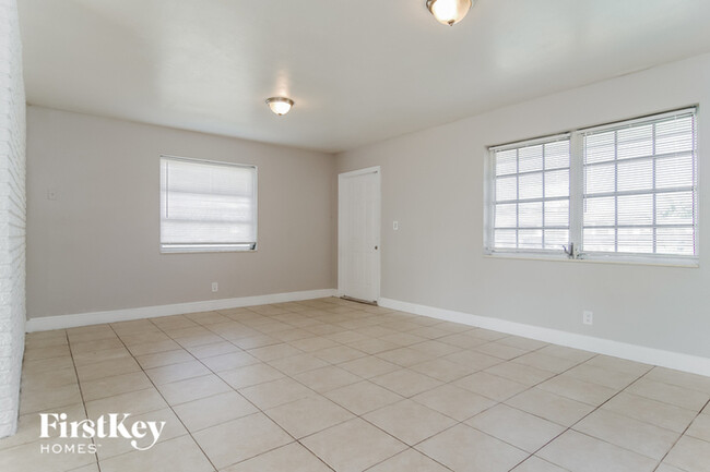 Building Photo - 2410 Largo Dr