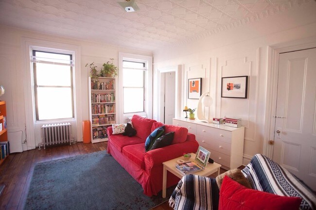 Foto del edificio - 711 Manhattan Ave