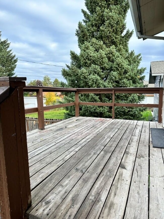 Building Photo - Spacious 6BD 2BA House