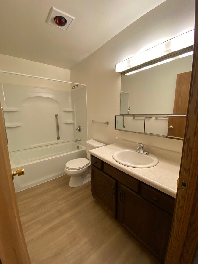 Bathtub & shower - 521 Kerry Dr