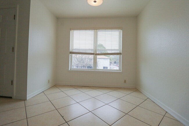 Building Photo - 2433 E 87th St