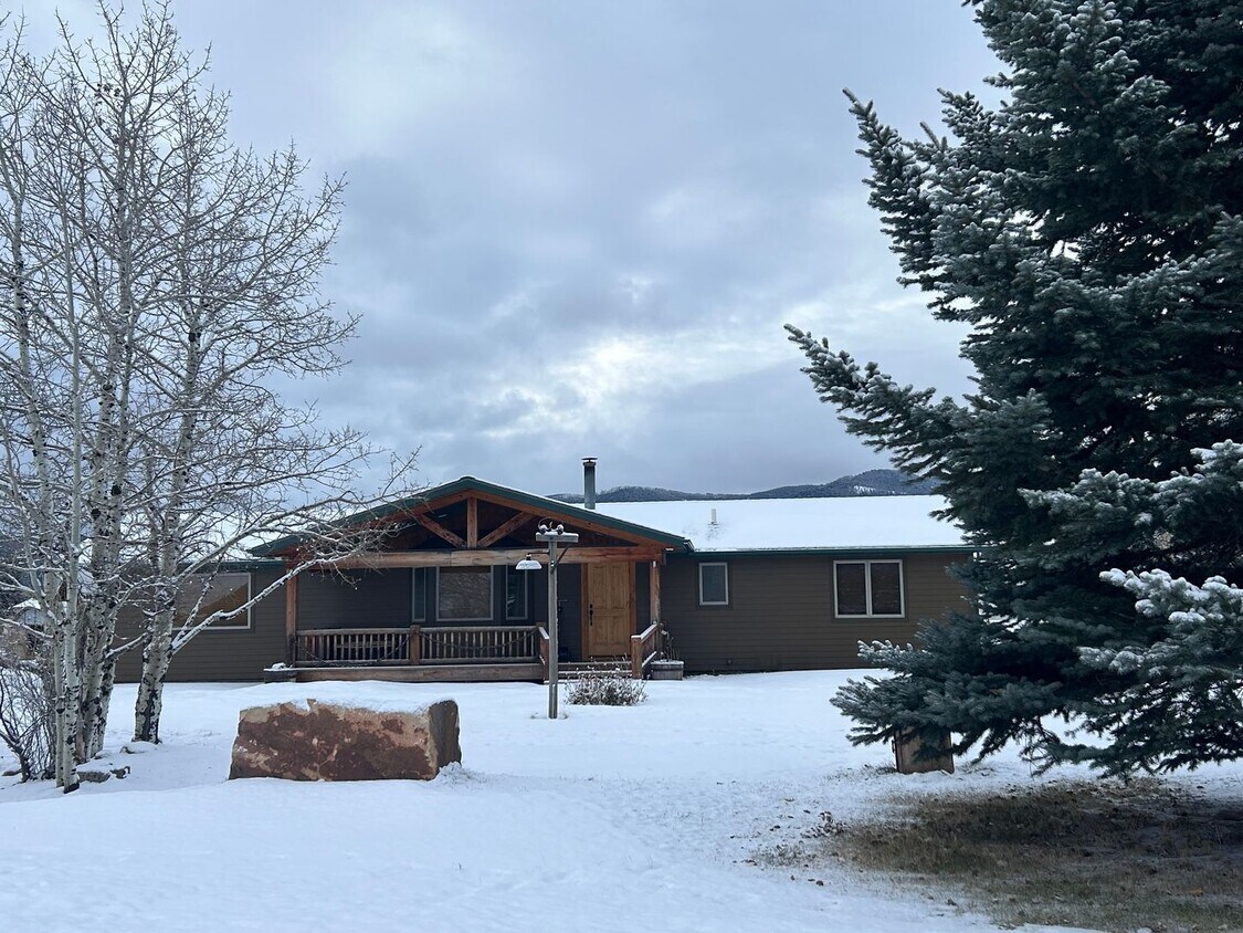 Foto principal - Beautifully upgraded 3 BR 2Ba with W/D and...