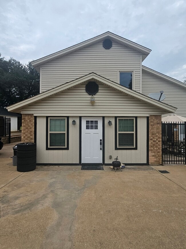Building Photo - 2020 Oakmeadow St