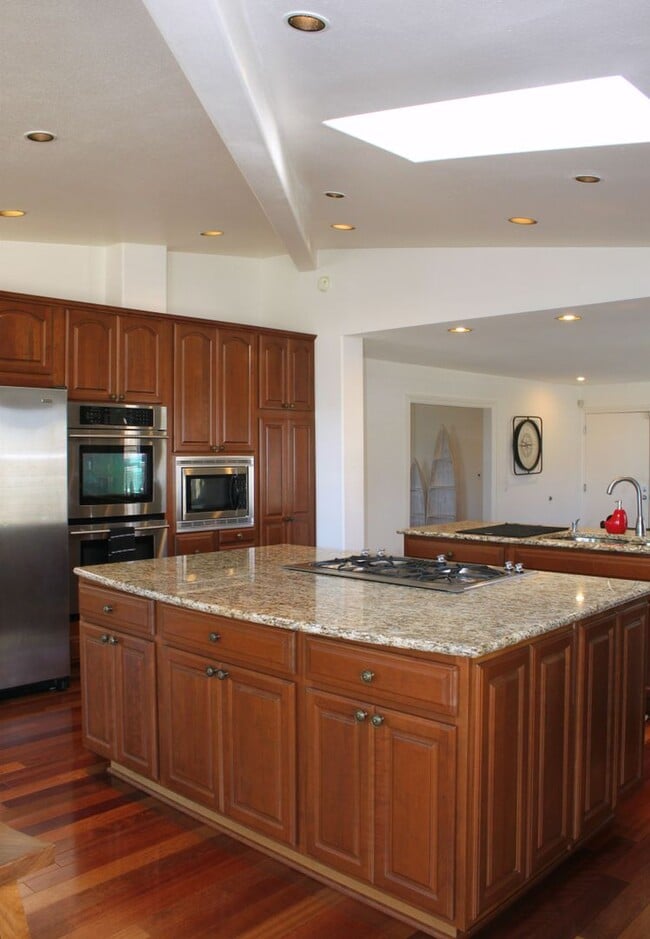 Building Photo - Fully Furnished Executive Home in Marine H...