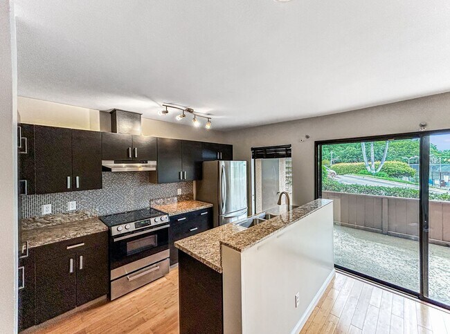 Foto del edificio - Beautiful 1B/1BA Condo in Hillcrest w/ Upgraded Kitchen, W/D & Swimming Pool!