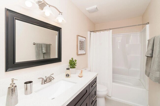 Foto del edificio - 4 Bedrooms and 2.5 baths!  Modern upgrades...