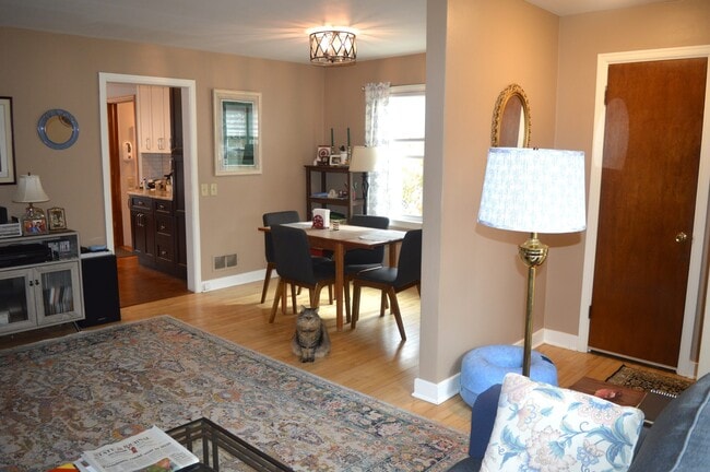 Building Photo - 509 Caromar Dr