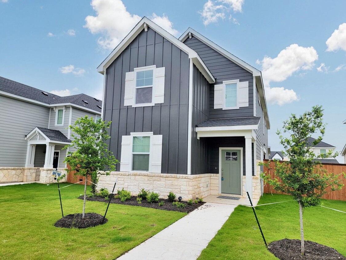 Foto principal - Spacious 4/BR 2.5/BA Retreat with Fenced Yard and Smart Features