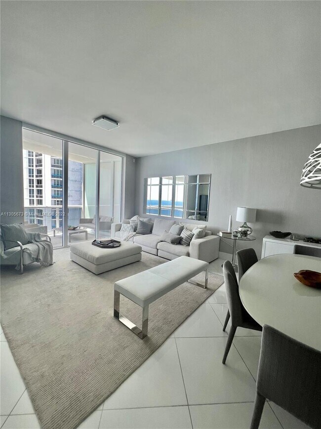 Foto del edificio - 15901 Collins Ave