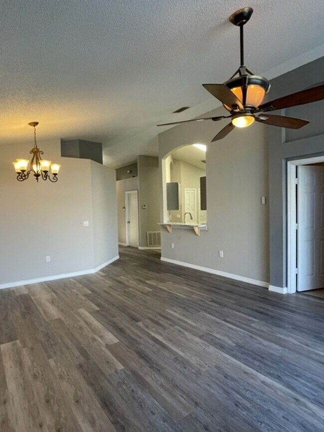 Building Photo - 3 Bed 2 Bath Home in BVL - Ready for immed...