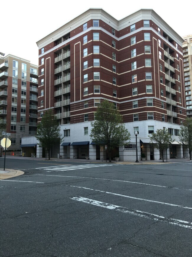 Building - 880 N Pollard St